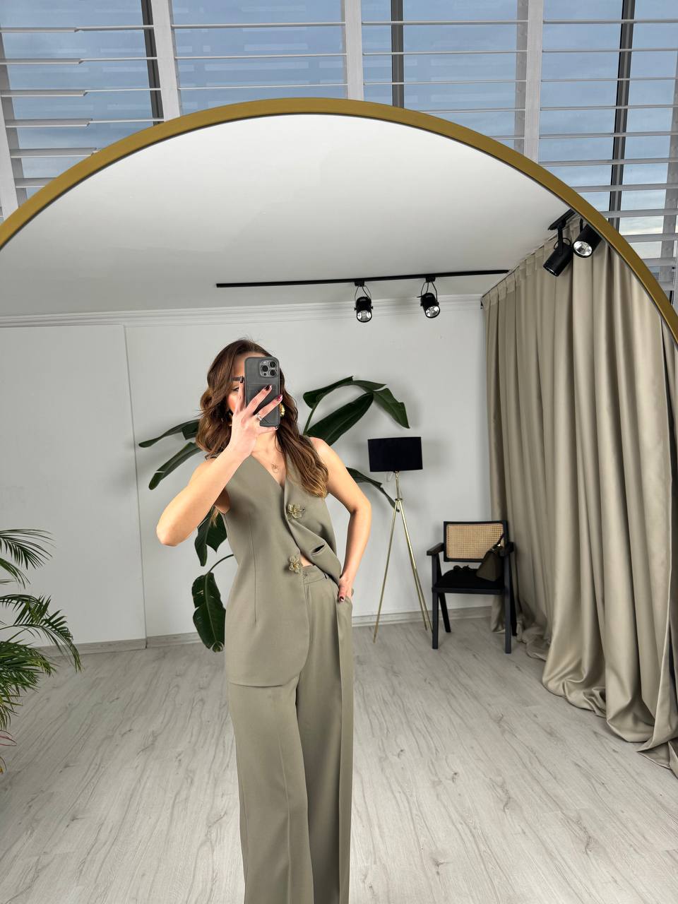 Tasarım%20Soft%20Yeşil%20Çiçek%20Düğme%20Detaylı%20Yelek%20Pantolon%20Takım