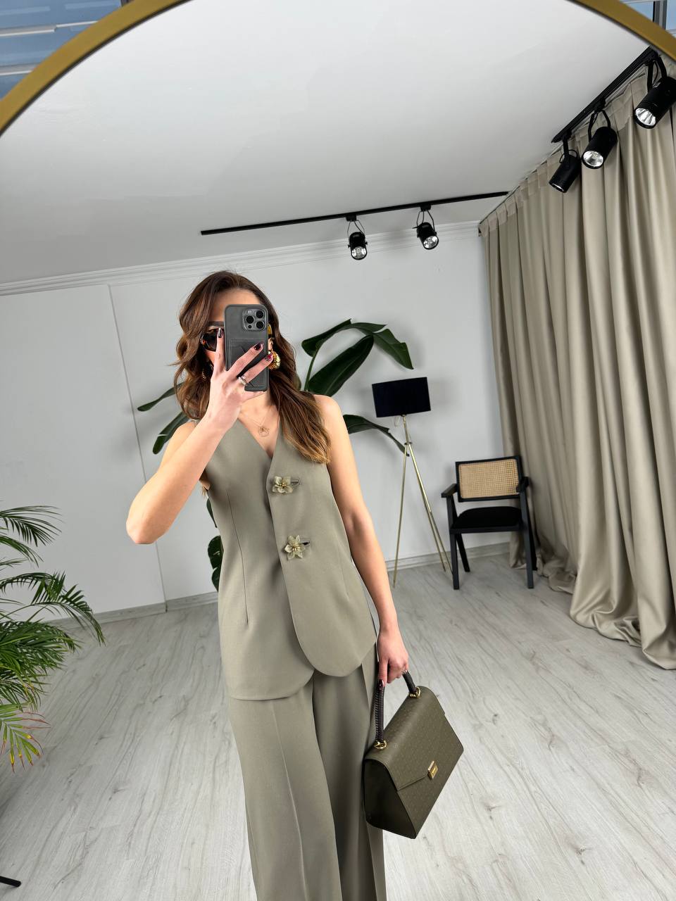 Tasarım%20Soft%20Yeşil%20Çiçek%20Düğme%20Detaylı%20Yelek%20Pantolon%20Takım