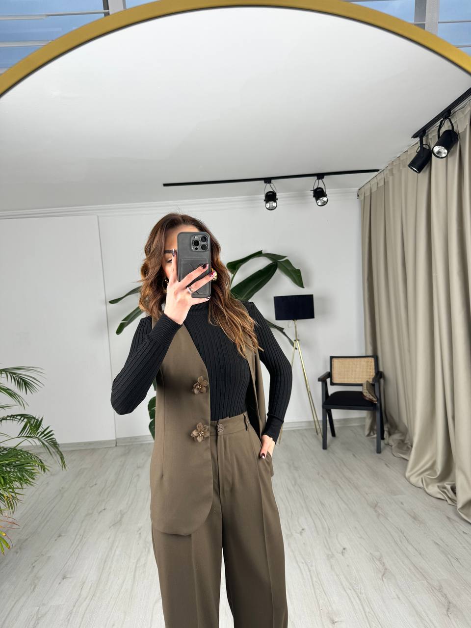 Tasarım%20Kahverengi%20Çiçek%20Düğme%20Detaylı%20Yelek%20Pantolon%20Takım