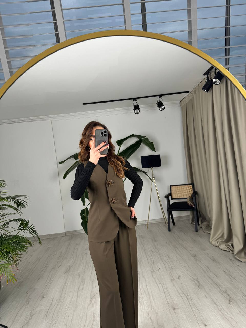 Tasarım%20Kahverengi%20Çiçek%20Düğme%20Detaylı%20Yelek%20Pantolon%20Takım
