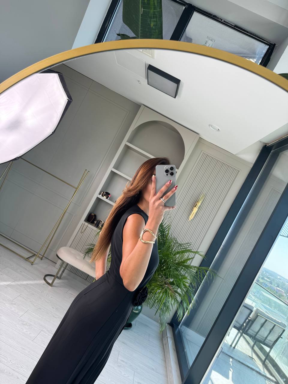 Tasarım%20Siyah%20Gül%20Broşlu%20Pilise%20Detay%20Double%20Krep%20Kumaş%20Elbise