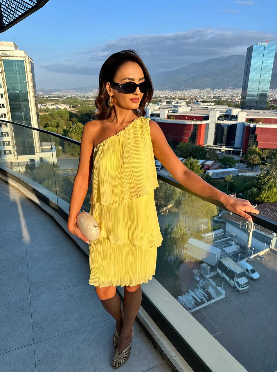 Sarı%20Tek%20Kol%20İnce%20Piliseli%20Astarlı%20Şifon%20Elbise