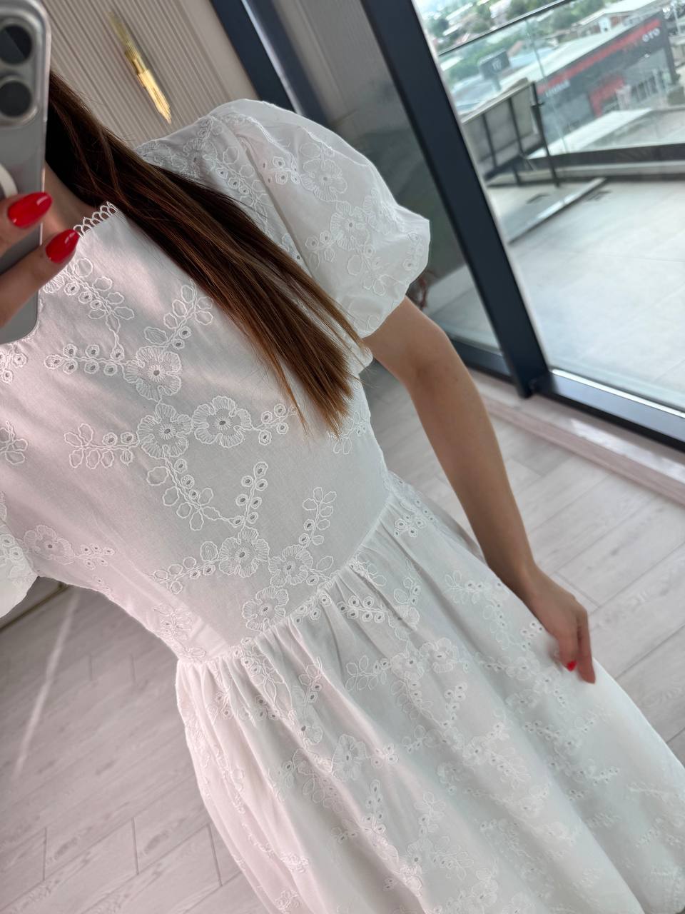 Tasarım%20Beyaz%20Sırt%20Bağlamalı%20Astarlı%20%100%20Pamuk%20Brode%20Elbise