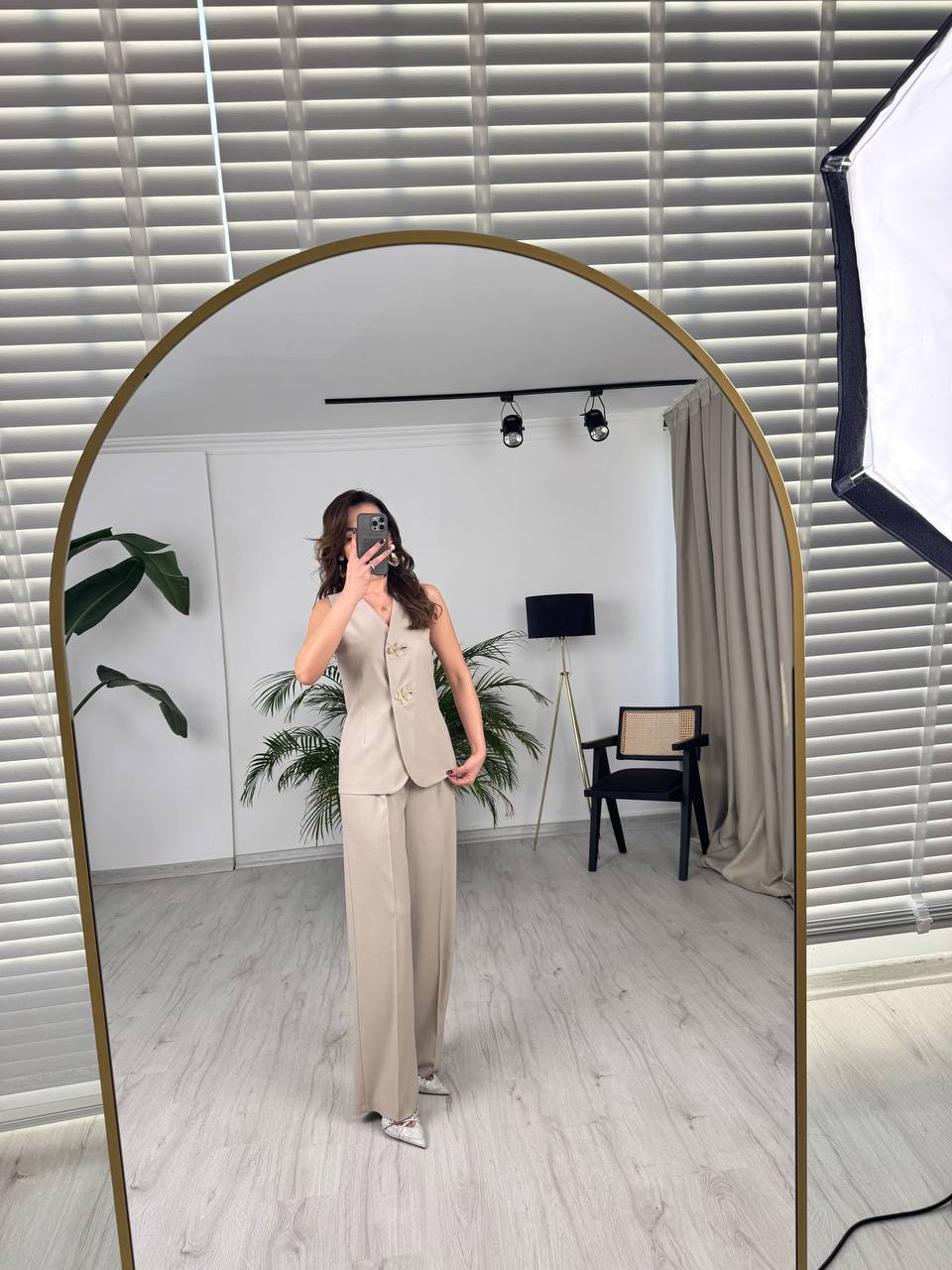 Tasarım%20Taş%20Rengi%20Çiçek%20Düğme%20Detaylı%20Yelek%20Pantolon%20Takım