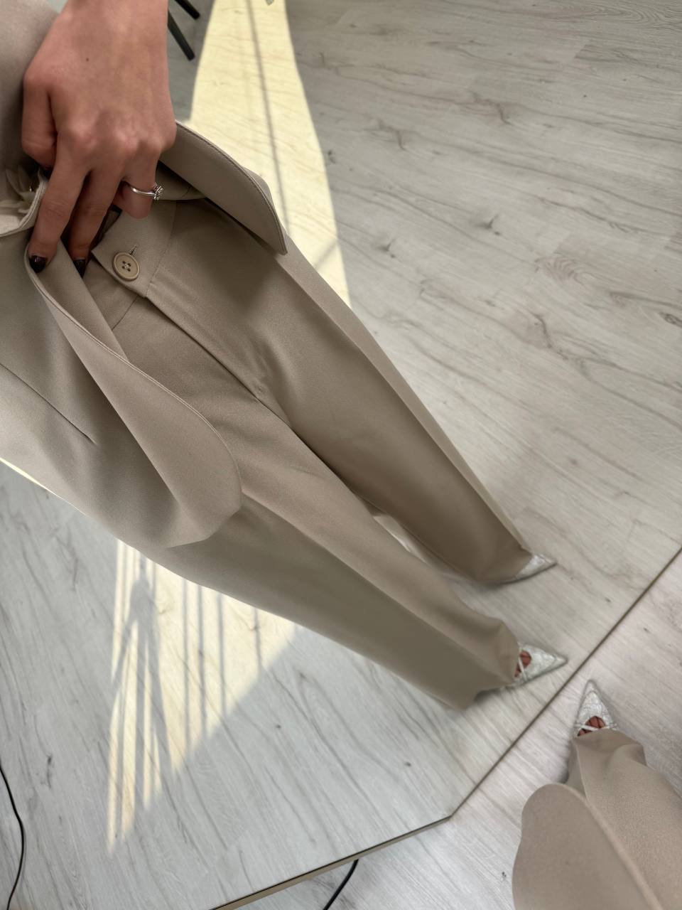 Tasarım%20Taş%20Rengi%20Çiçek%20Düğme%20Detaylı%20Yelek%20Pantolon%20Takım