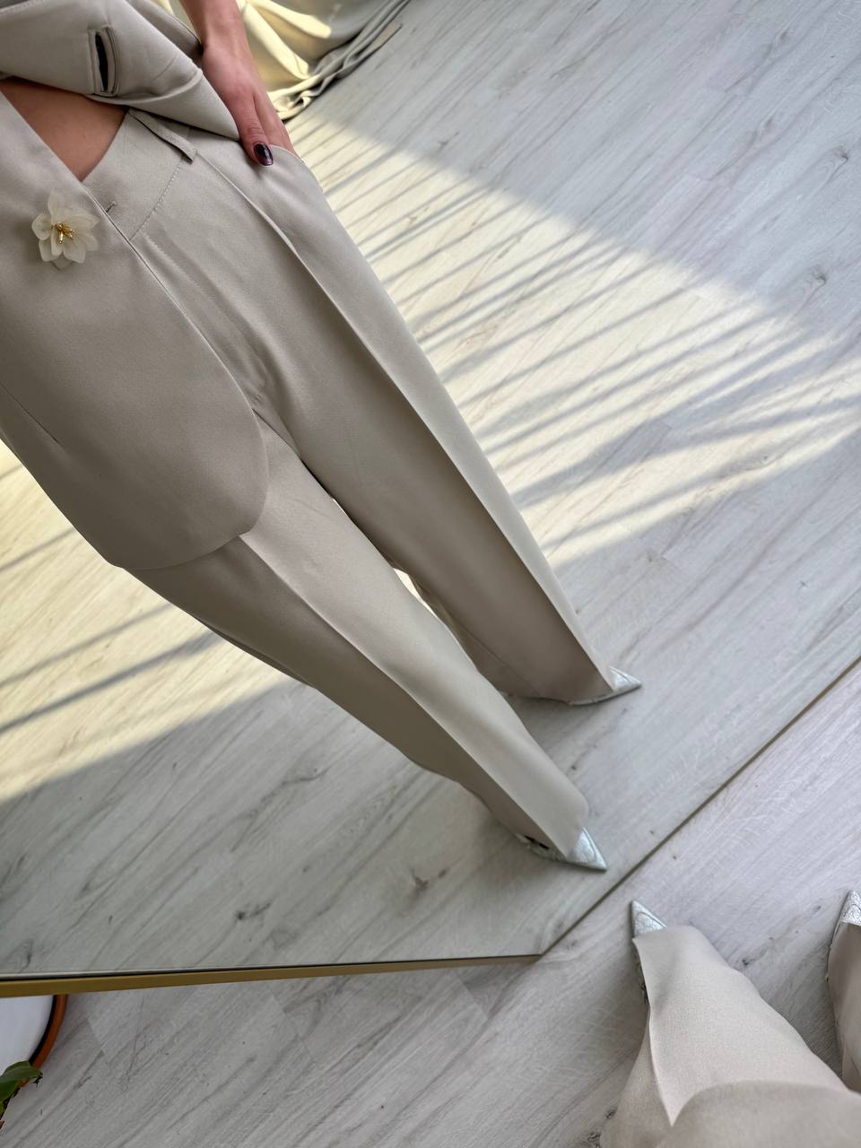 Tasarım%20Taş%20Rengi%20Çiçek%20Düğme%20Detaylı%20Yelek%20Pantolon%20Takım