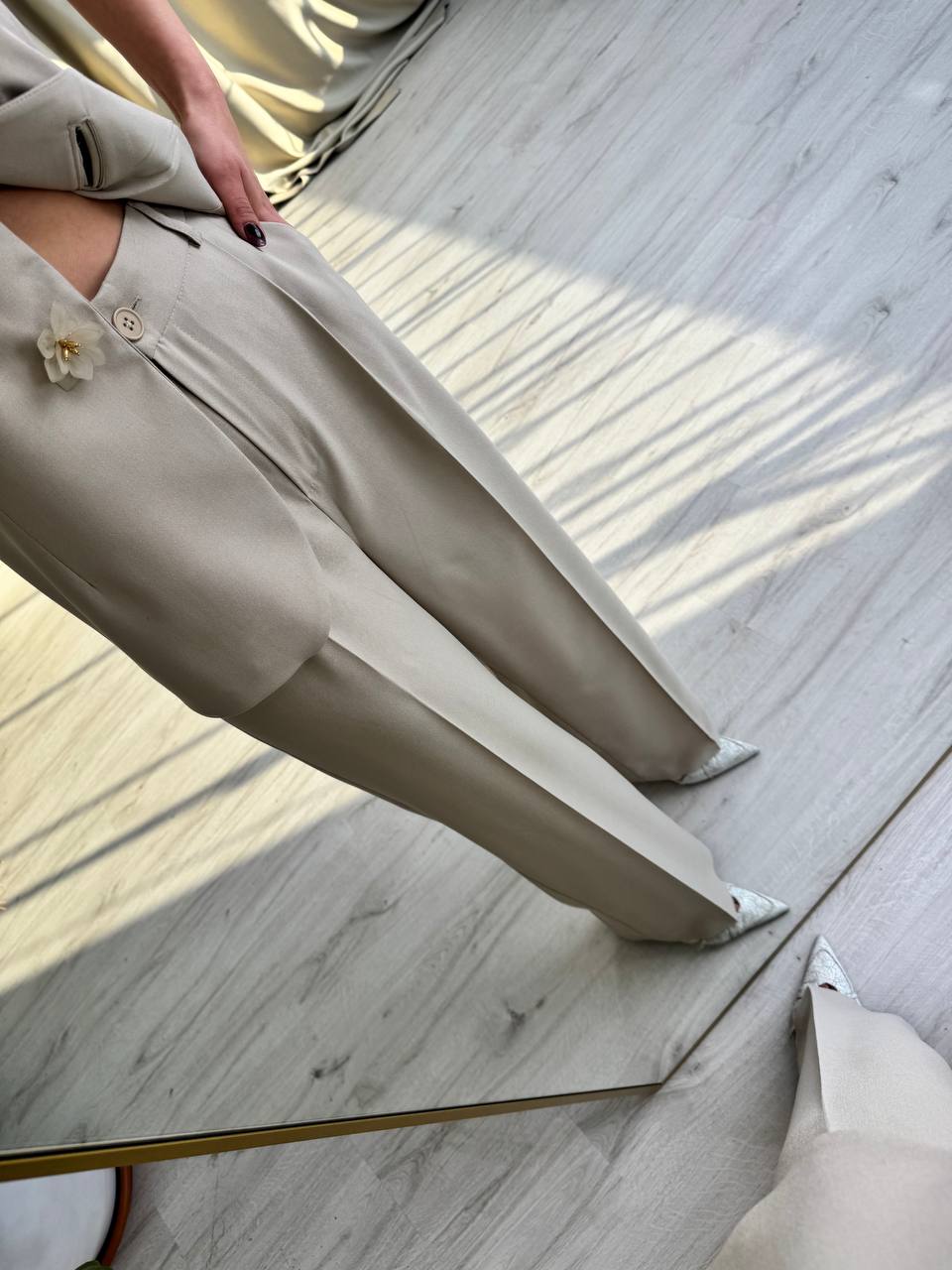 Tasarım%20Taş%20Rengi%20Çiçek%20Düğme%20Detaylı%20Yelek%20Pantolon%20Takım