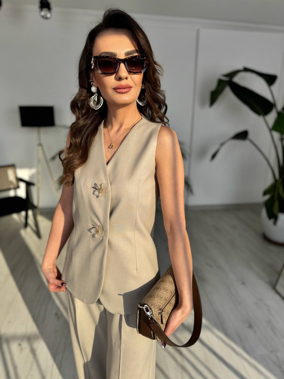 Tasarım%20Taş%20Rengi%20Çiçek%20Düğme%20Detaylı%20Yelek%20Pantolon%20Takım
