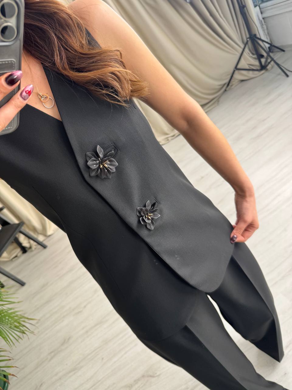 Tasarım%20Siyah%20Çiçek%20Düğme%20Detaylı%20Yelek%20Pantolon%20Takım