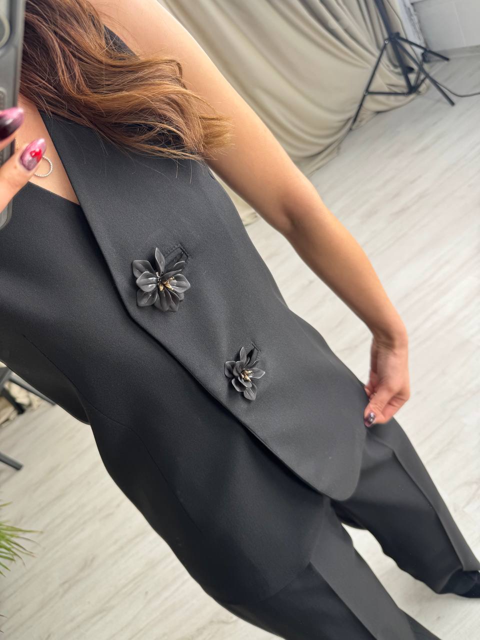 Tasarım%20Siyah%20Çiçek%20Düğme%20Detaylı%20Yelek%20Pantolon%20Takım