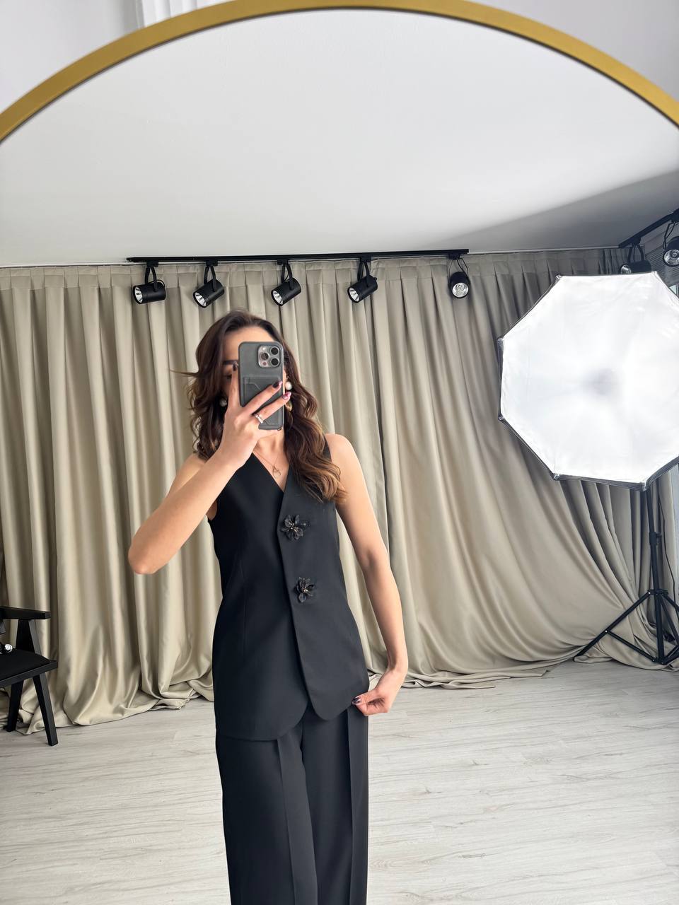 Tasarım%20Siyah%20Çiçek%20Düğme%20Detaylı%20Yelek%20Pantolon%20Takım