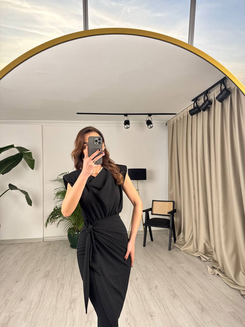 Siyah%20Vatkalı%20Degaje%20Yaka%20Tok%20Krep%20Kumaş%20Elbise