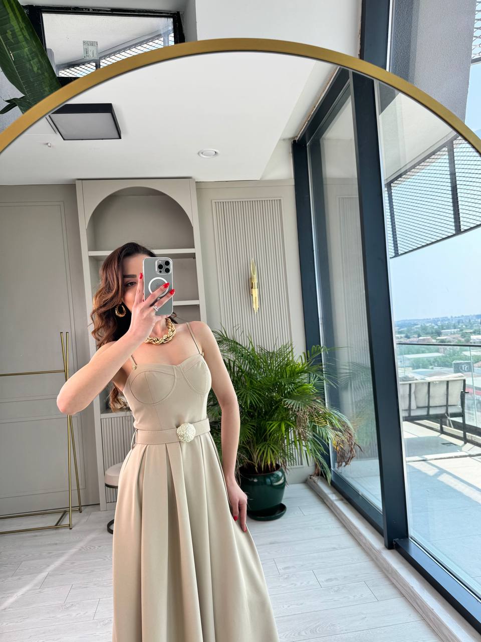 Tasarım%20Bej%20Kemerli%20Göğüs%20Gloplu%20Krep%20Kumaş%20Elbise