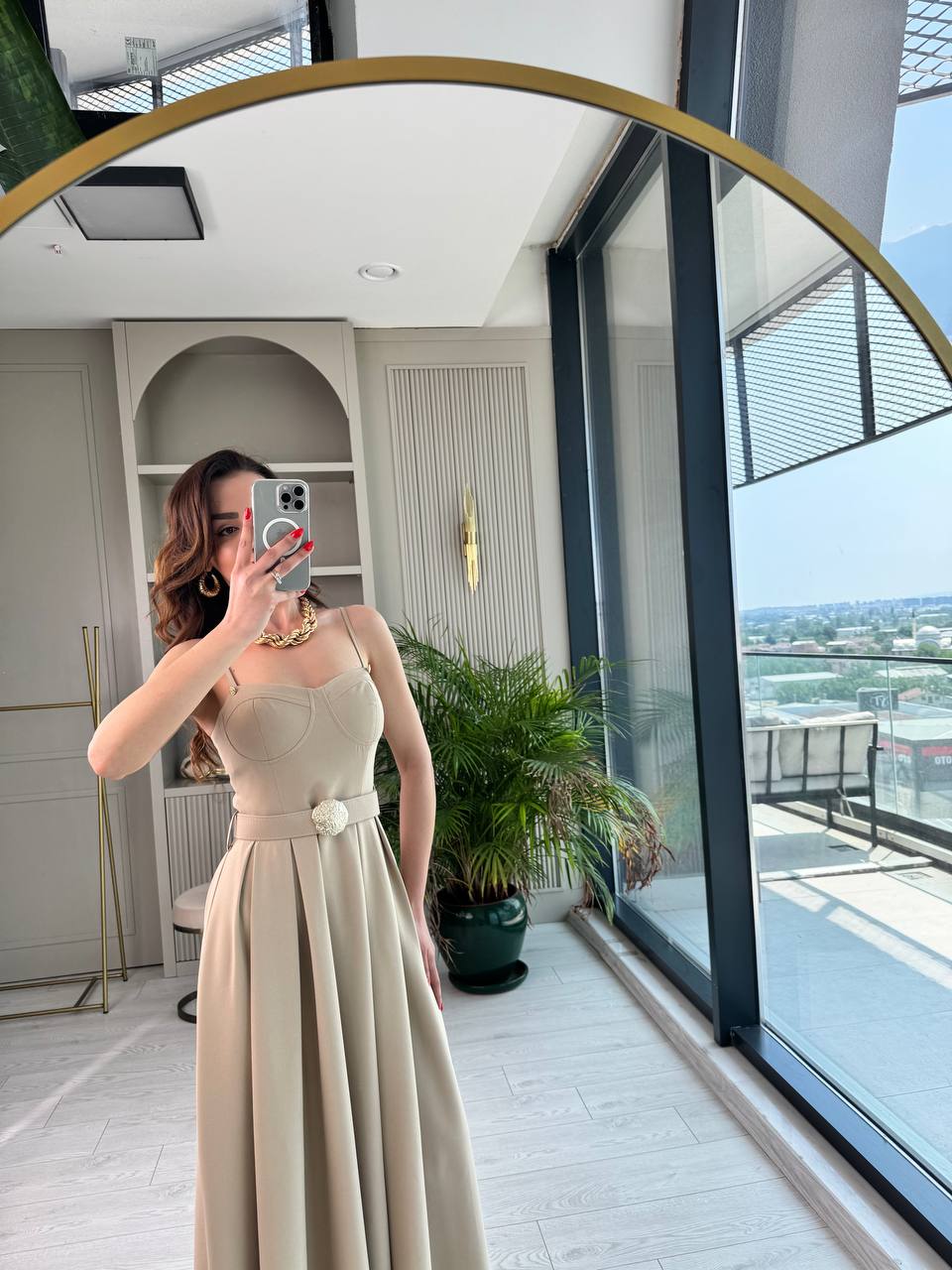 Tasarım%20Bej%20Kemerli%20Göğüs%20Gloplu%20Krep%20Kumaş%20Elbise
