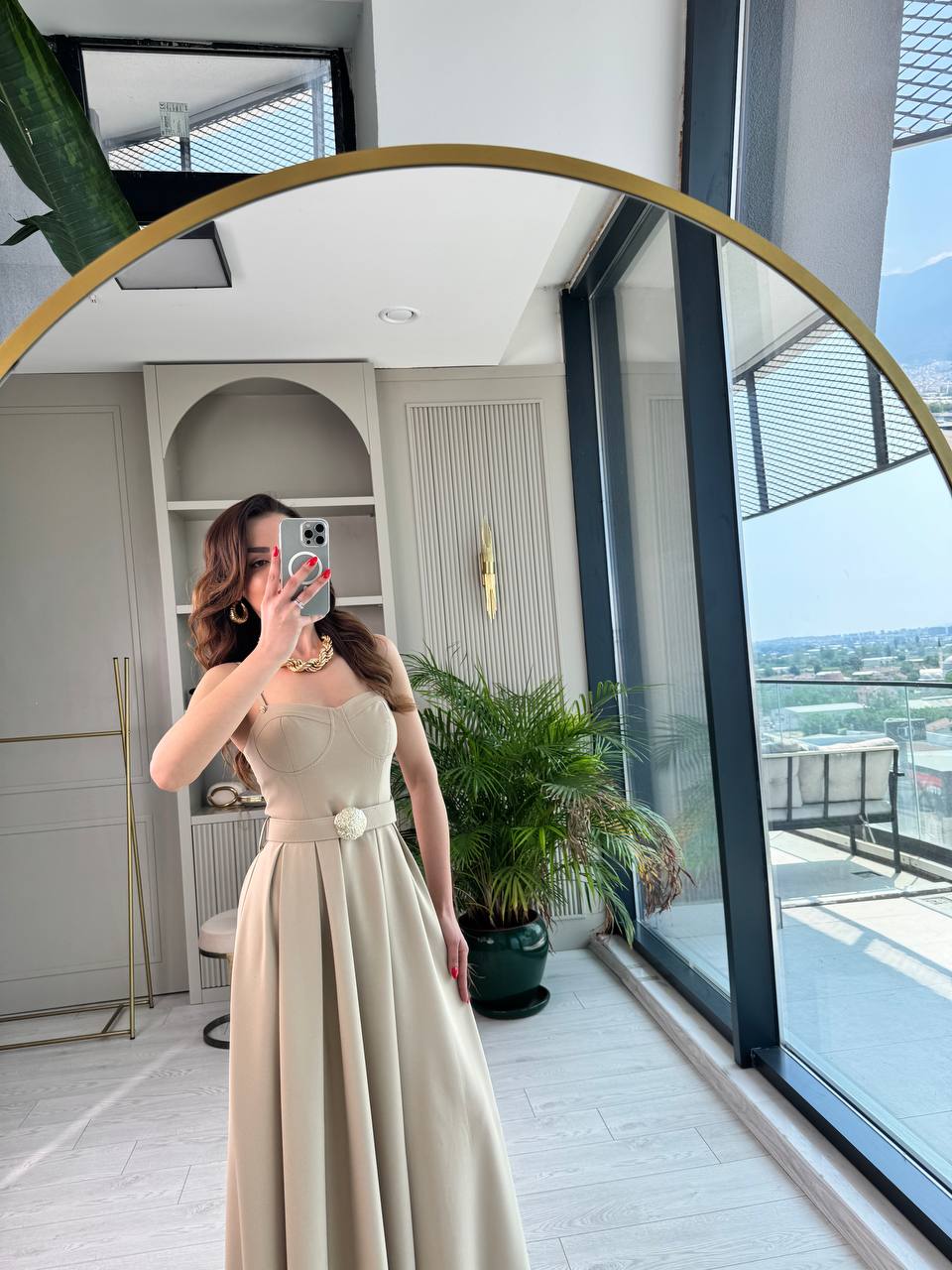 Tasarım%20Bej%20Kemerli%20Göğüs%20Gloplu%20Krep%20Kumaş%20Elbise
