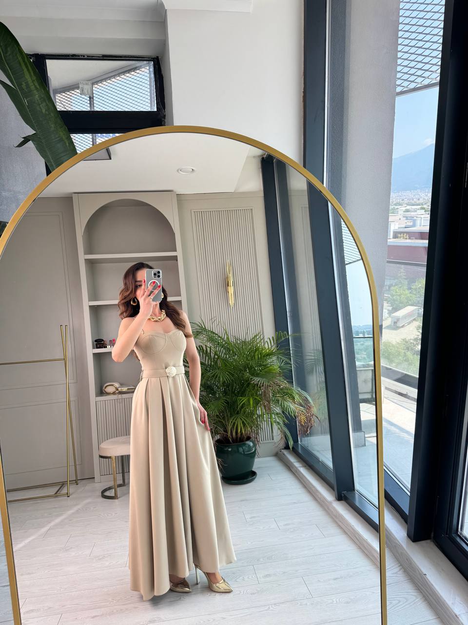 Tasarım%20Bej%20Kemerli%20Göğüs%20Gloplu%20Krep%20Kumaş%20Elbise