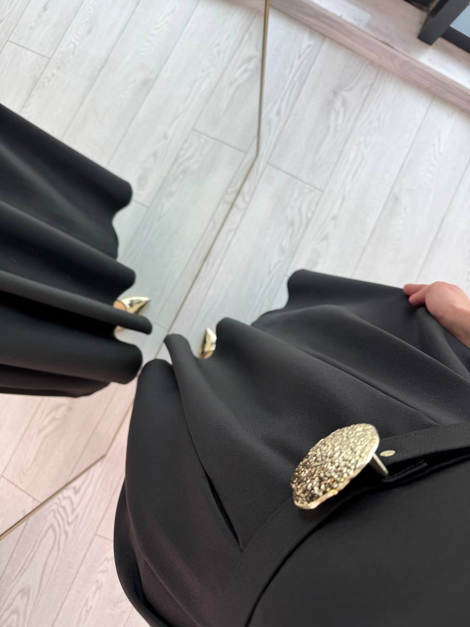 Tasarım%20Siyah%20Kemerli%20Göğüs%20Gloplu%20Krep%20Kumaş%20Elbise