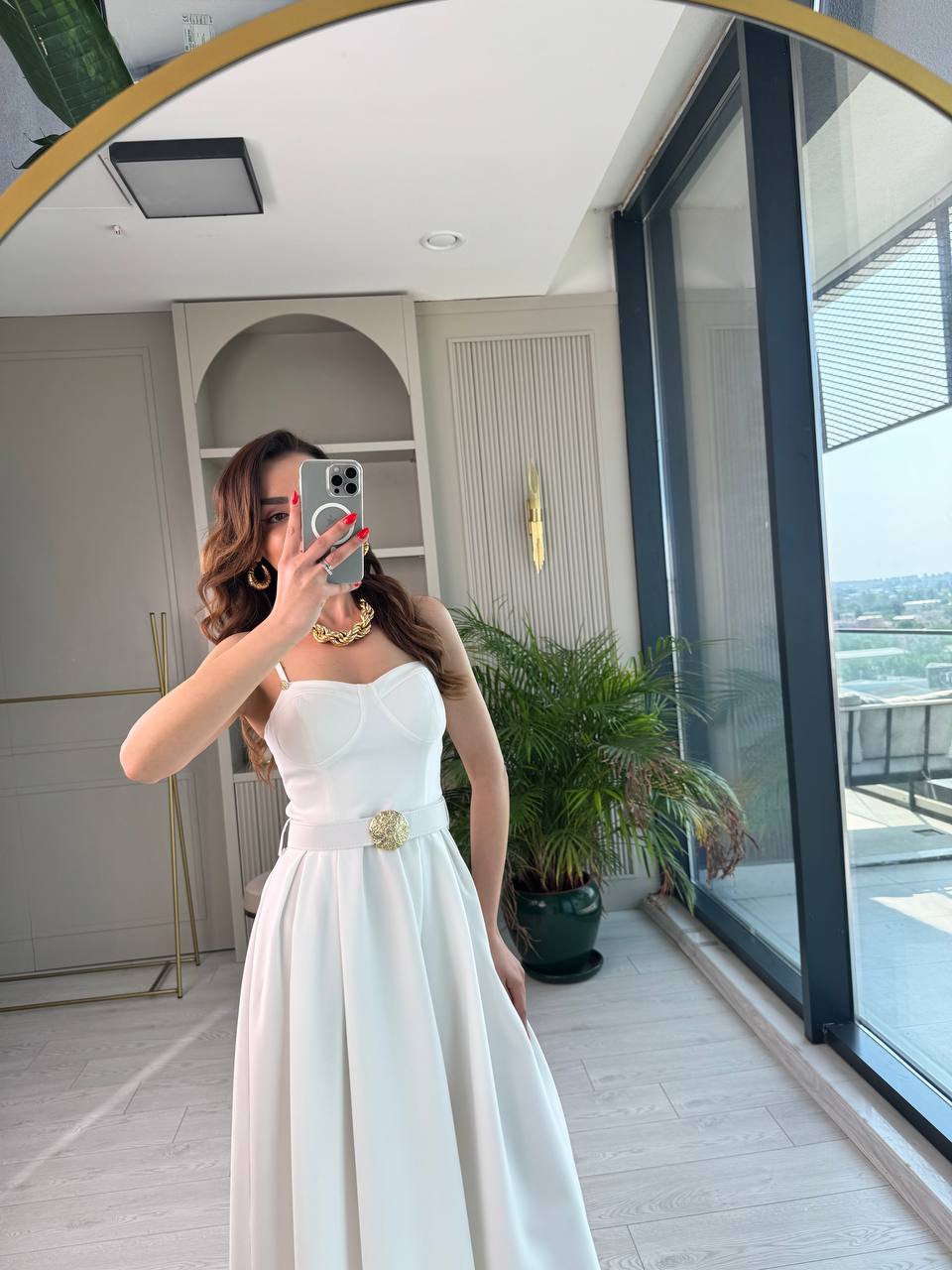 Tasarım%20Beyaz%20Kemerli%20Göğüs%20Gloplu%20Krep%20Kumaş%20Elbise