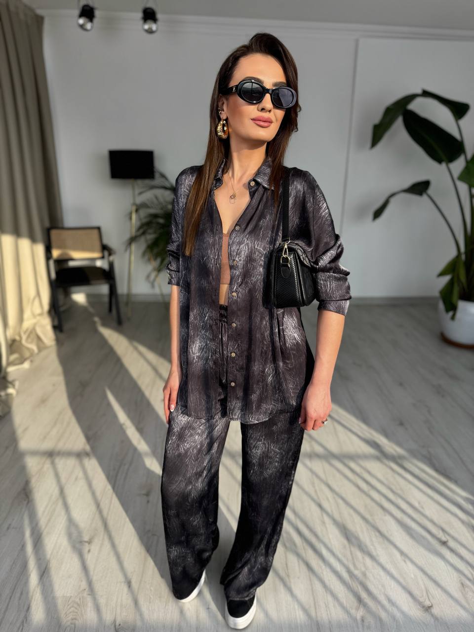 Siyah%20Desenli%20Gömlek%20Pantolon%20Tiril%20Saten%20Takım