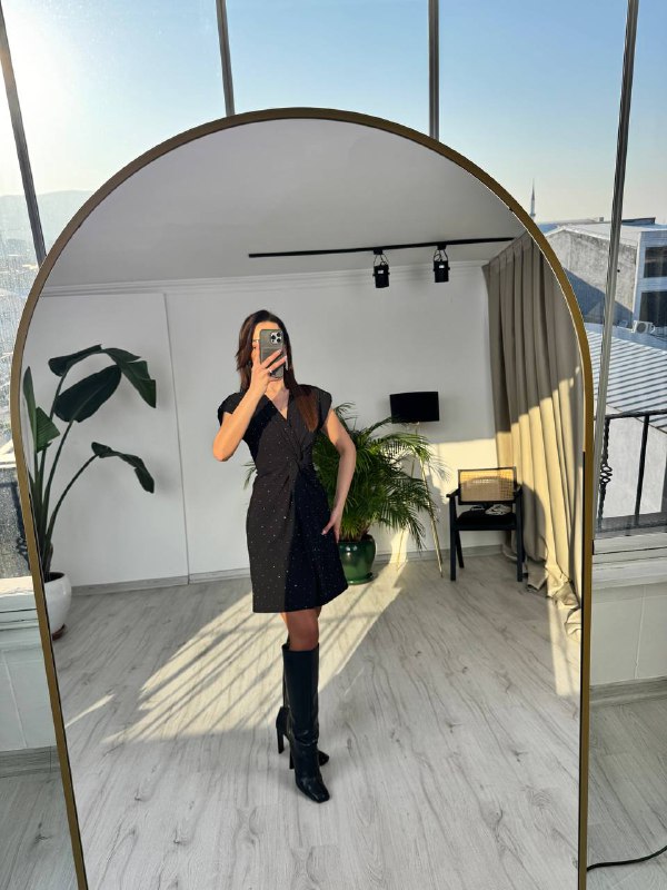 Siyah%20Minimal%20Taş%20Detaylı%20Krep%20Kumaş%20Elbise