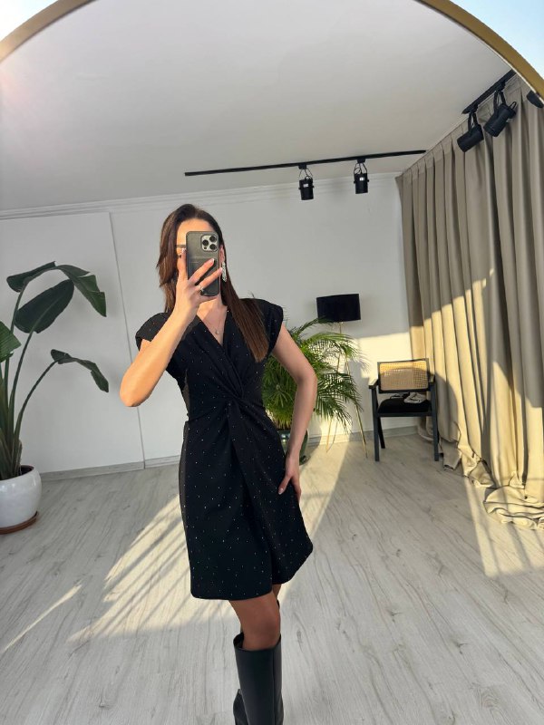 Siyah%20Minimal%20Taş%20Detaylı%20Krep%20Kumaş%20Elbise