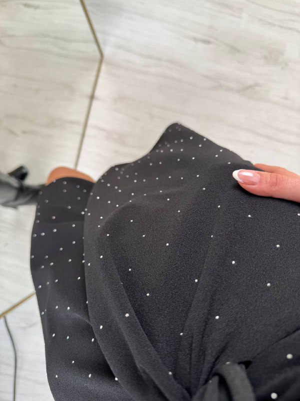 Siyah%20Minimal%20Taş%20Detaylı%20Krep%20Kumaş%20Elbise