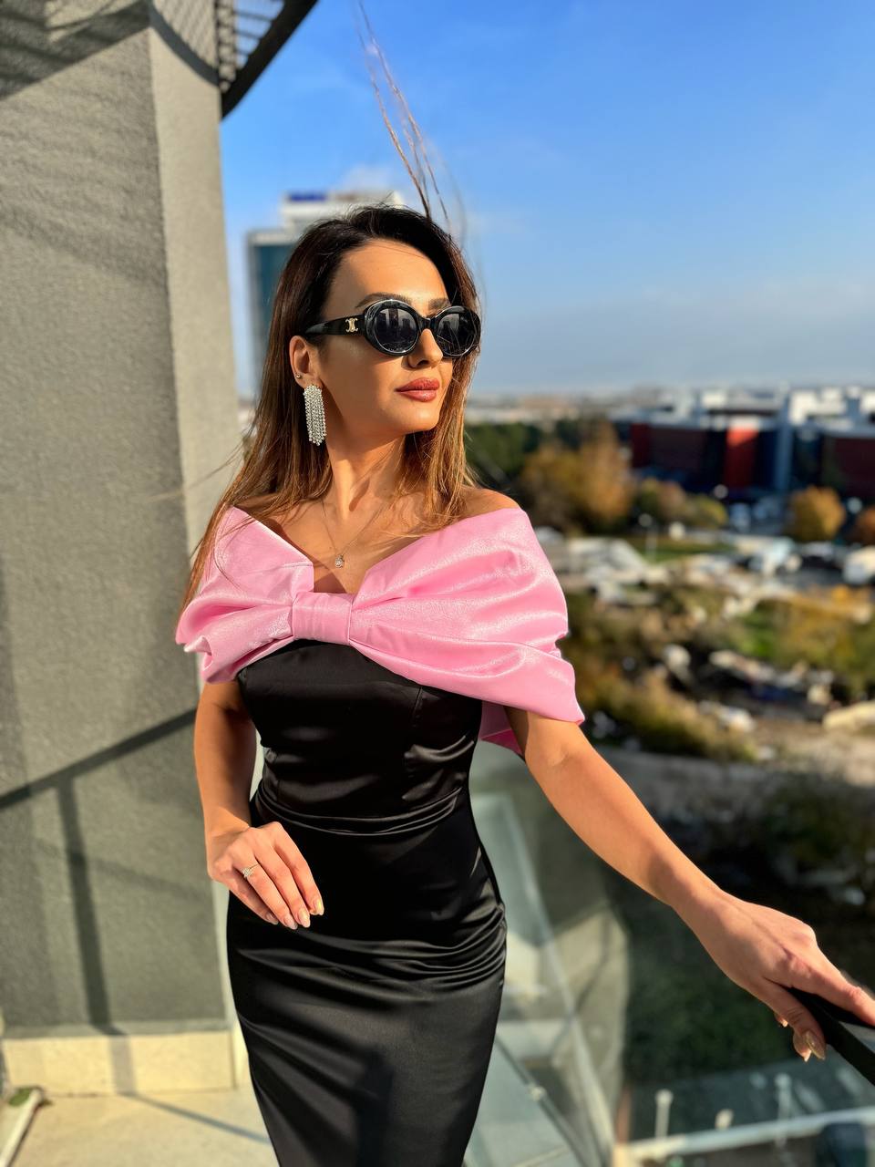 Tasarım%20Pembe%20Yaka%20Fiyonk%20Detay%20Tok%20Saten%20Kumaş%20Elbise