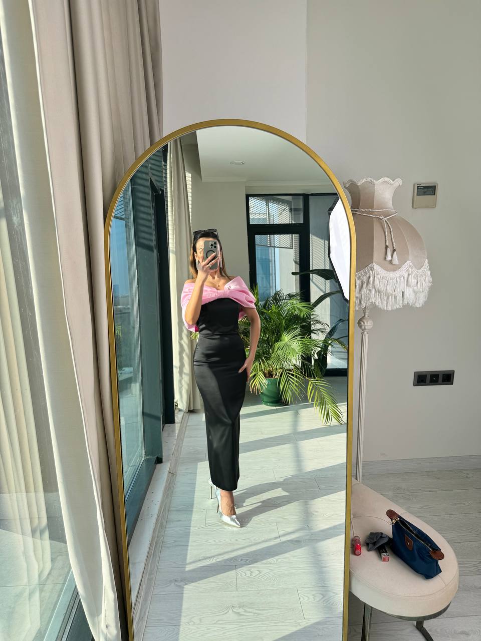 Tasarım%20Pembe%20Yaka%20Fiyonk%20Detay%20Tok%20Saten%20Kumaş%20Elbise