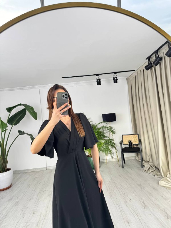 Siyah%20Kol%20Detay%20Krep%20Kumaş%20Elbise