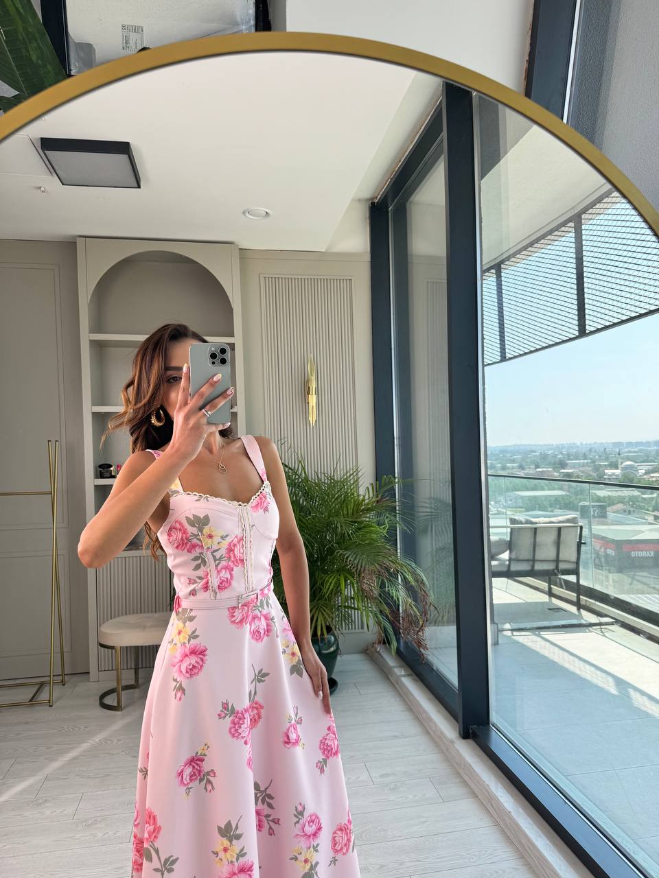 Pembe%20Zemin%20Üzerine%20Çiçekli%20Kemerli%20Midi%20Boy%20Elbise