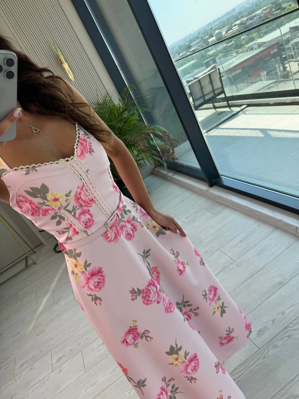 Pembe%20Zemin%20Üzerine%20Çiçekli%20Kemerli%20Midi%20Boy%20Elbise