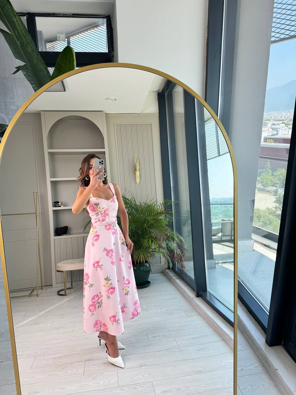 Pembe%20Zemin%20Üzerine%20Çiçekli%20Kemerli%20Midi%20Boy%20Elbise