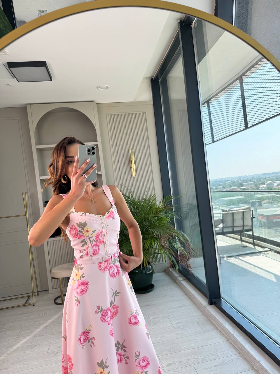 Pembe%20Zemin%20Üzerine%20Çiçekli%20Kemerli%20Midi%20Boy%20Elbise