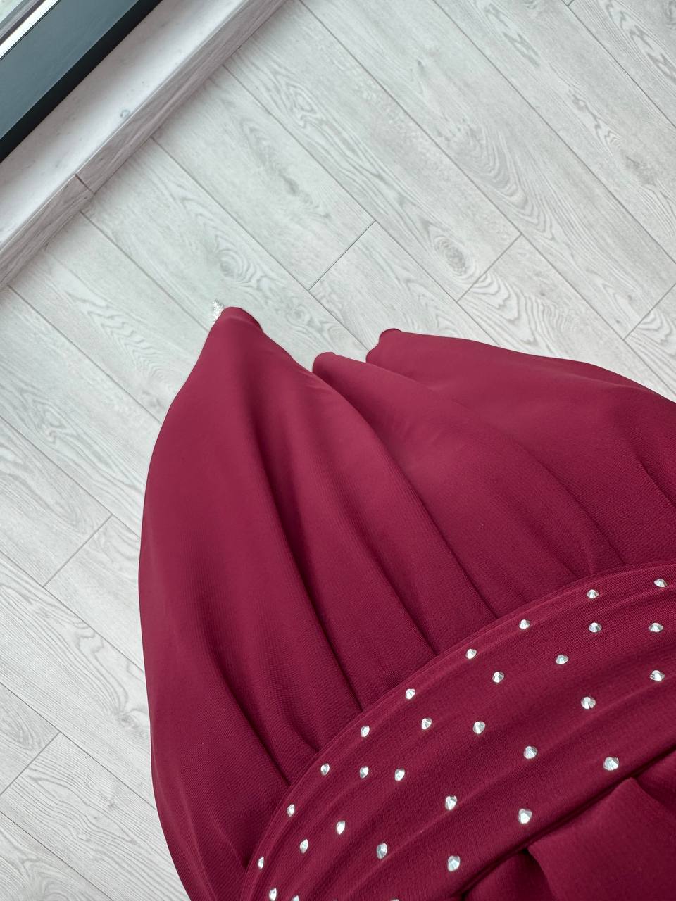 Bordo%20Taşlı%20Kuşak%20Detaylı%20Astarlı%20Şifon%20Elbise