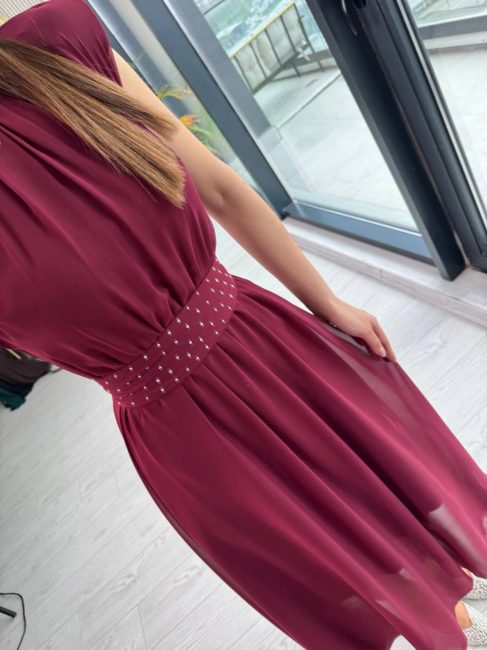 Bordo%20Taşlı%20Kuşak%20Detaylı%20Astarlı%20Şifon%20Elbise
