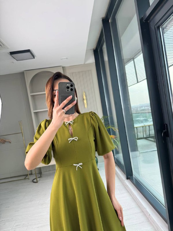 Yağ%20Yeşili%20Fiyonk%20Taşlı%20Broş%20Detaylı%20Krep%20Kumaş%20Midi%20Boy%20Elbise