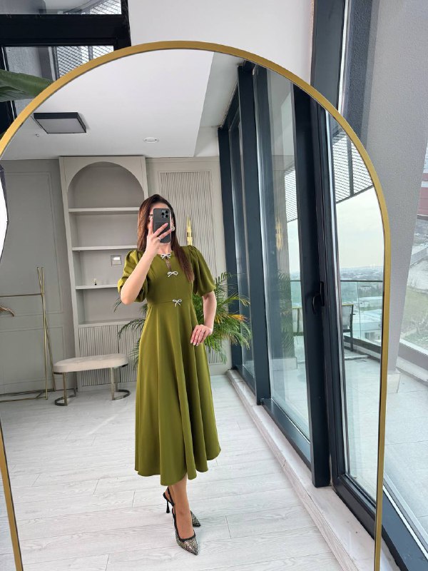 Yağ%20Yeşili%20Fiyonk%20Taşlı%20Broş%20Detaylı%20Krep%20Kumaş%20Midi%20Boy%20Elbise