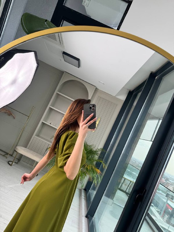 Yağ%20Yeşili%20Fiyonk%20Taşlı%20Broş%20Detaylı%20Krep%20Kumaş%20Midi%20Boy%20Elbise