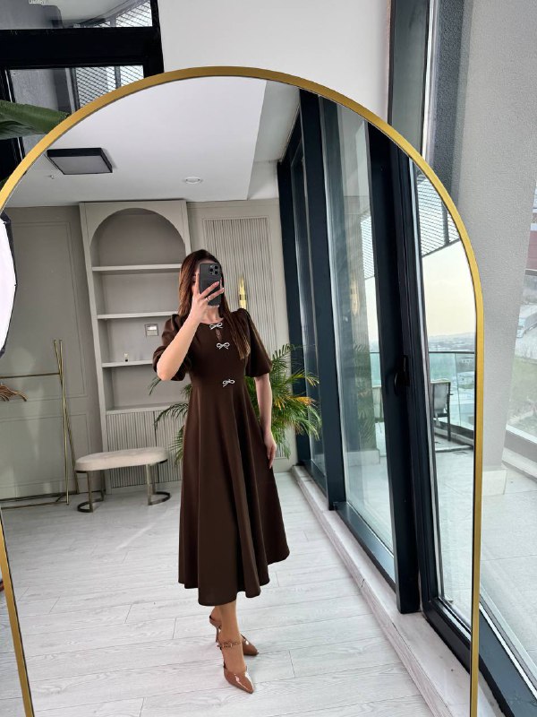 Kahverengi%20Fiyonk%20Taşlı%20Broş%20Detaylı%20Krep%20Kumaş%20Midi%20Boy%20Elbise