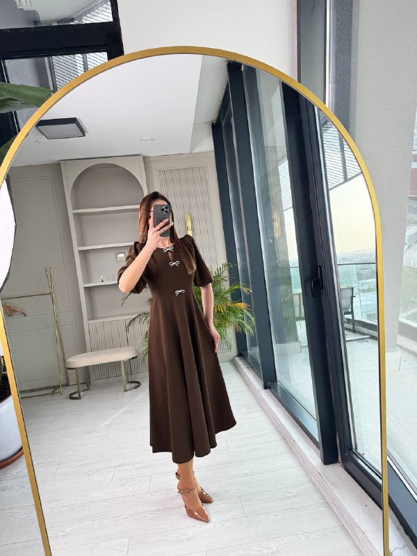 Kahverengi%20Fiyonk%20Taşlı%20Broş%20Detaylı%20Krep%20Kumaş%20Midi%20Boy%20Elbise