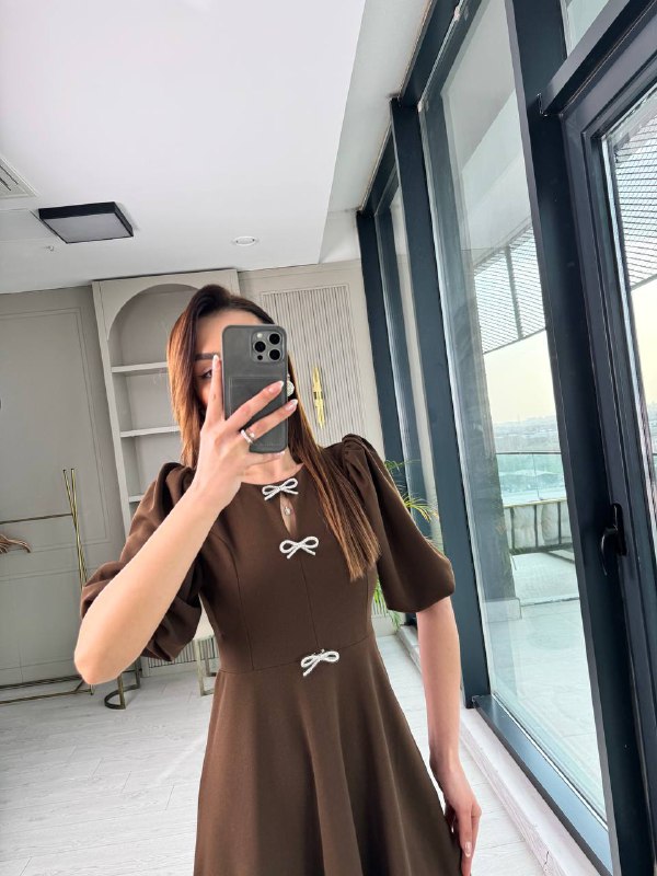 Kahverengi%20Fiyonk%20Taşlı%20Broş%20Detaylı%20Krep%20Kumaş%20Midi%20Boy%20Elbise