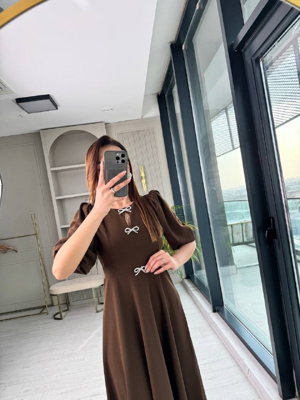 Kahverengi%20Fiyonk%20Taşlı%20Broş%20Detaylı%20Krep%20Kumaş%20Midi%20Boy%20Elbise