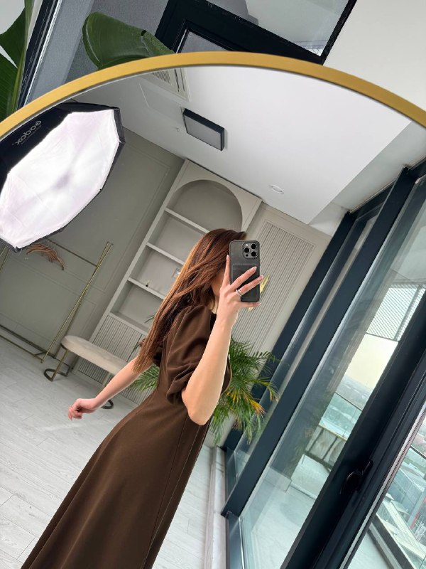Kahverengi%20Fiyonk%20Taşlı%20Broş%20Detaylı%20Krep%20Kumaş%20Midi%20Boy%20Elbise