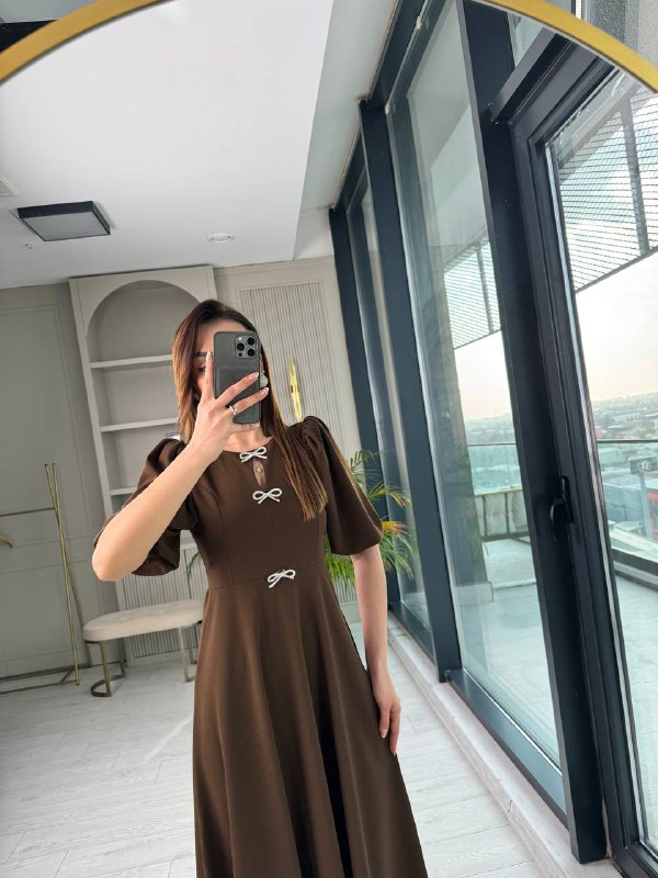 Kahverengi%20Fiyonk%20Taşlı%20Broş%20Detaylı%20Krep%20Kumaş%20Midi%20Boy%20Elbise