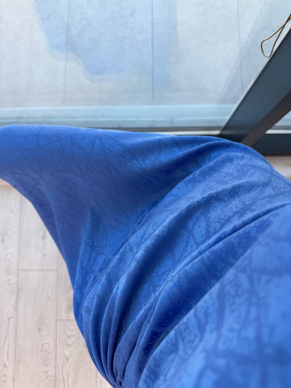 Tasarım%20Mavi%20Jakarlı%20Saten%20Bel%20Detay%20Elbise