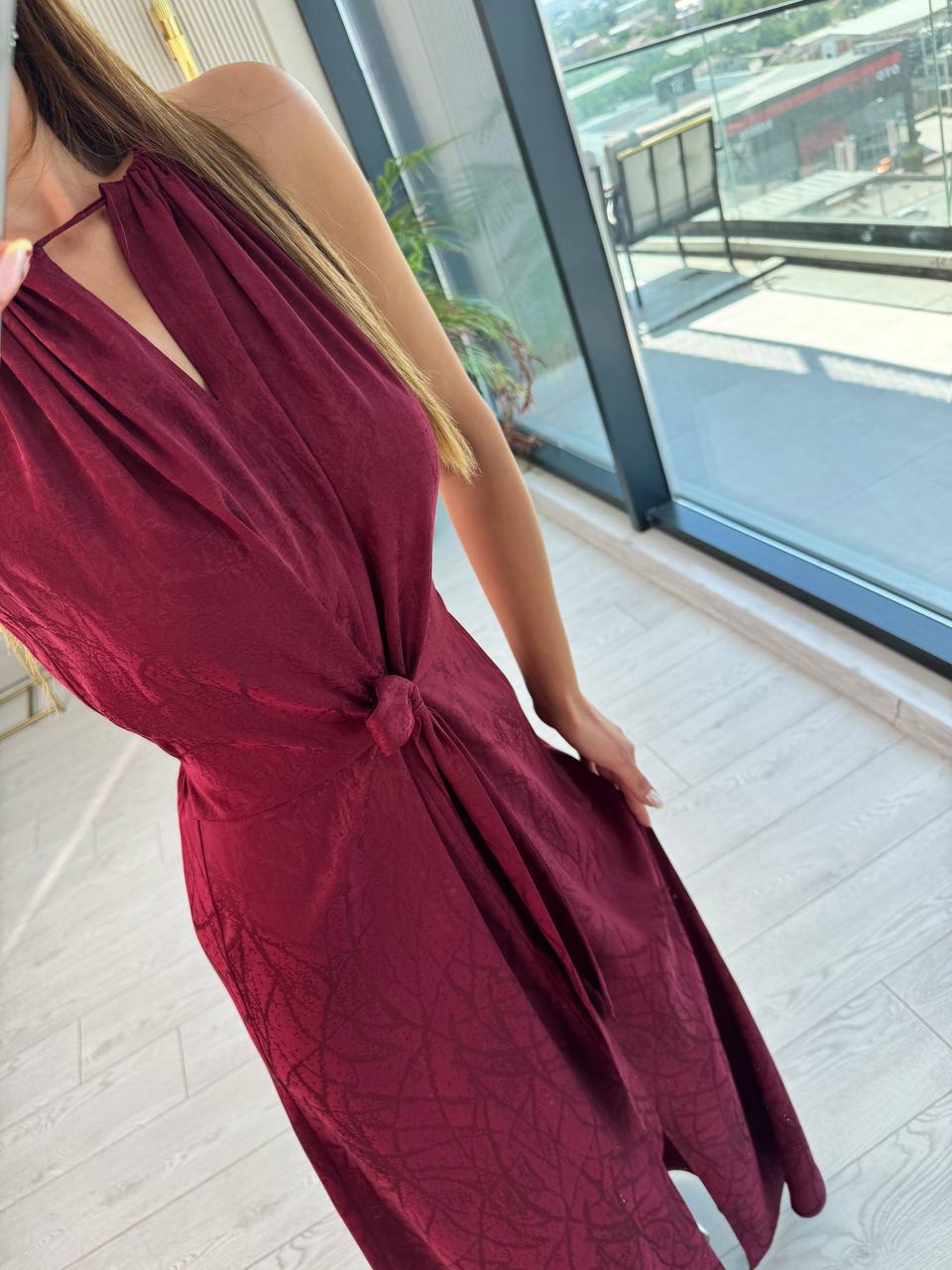 Bordo%20Desenli%20Bağlama%20Detaylı%20Halter%20Yaka%20Pamuk%20Saten%20Elbise