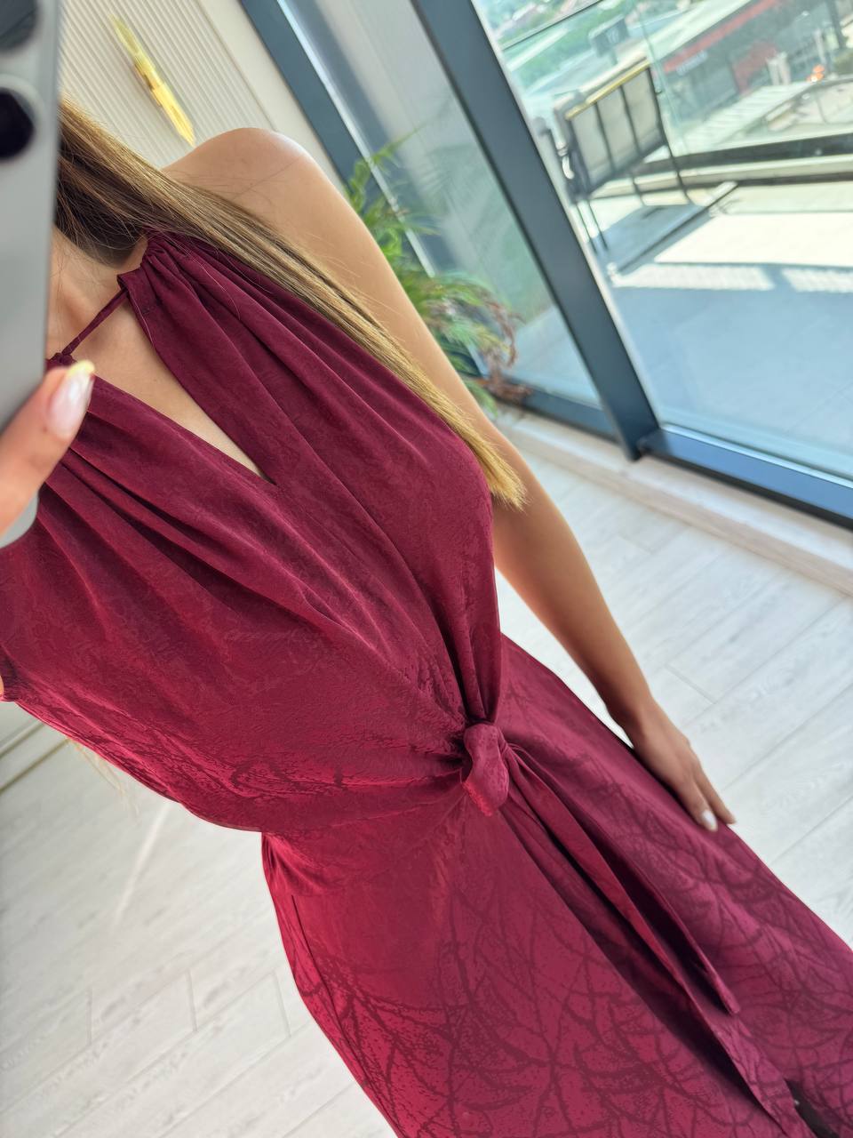 Bordo%20Desenli%20Bağlama%20Detaylı%20Halter%20Yaka%20Pamuk%20Saten%20Elbise