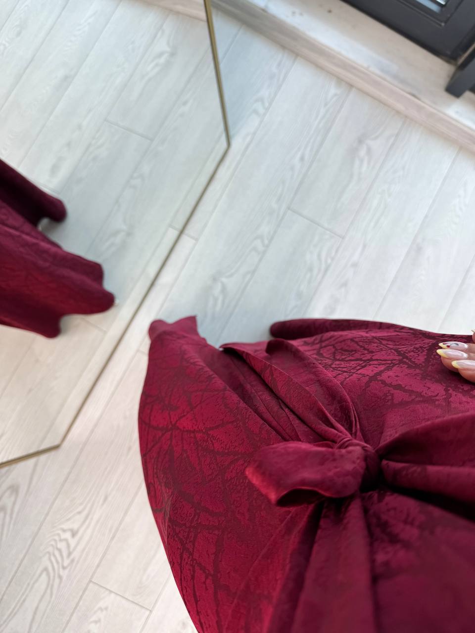 Bordo%20Desenli%20Bağlama%20Detaylı%20Halter%20Yaka%20Pamuk%20Saten%20Elbise