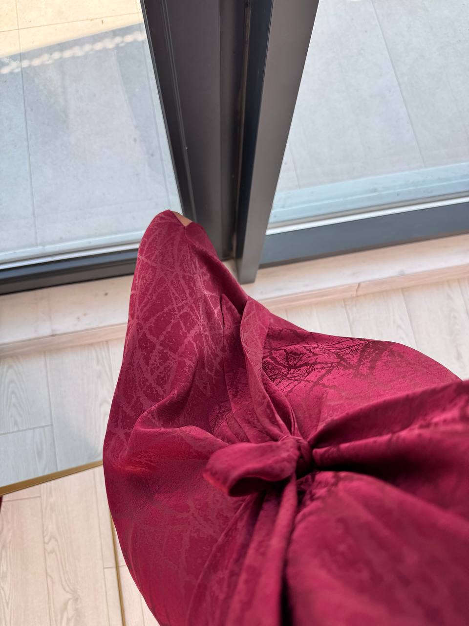 Bordo%20Desenli%20Bağlama%20Detaylı%20Halter%20Yaka%20Pamuk%20Saten%20Elbise