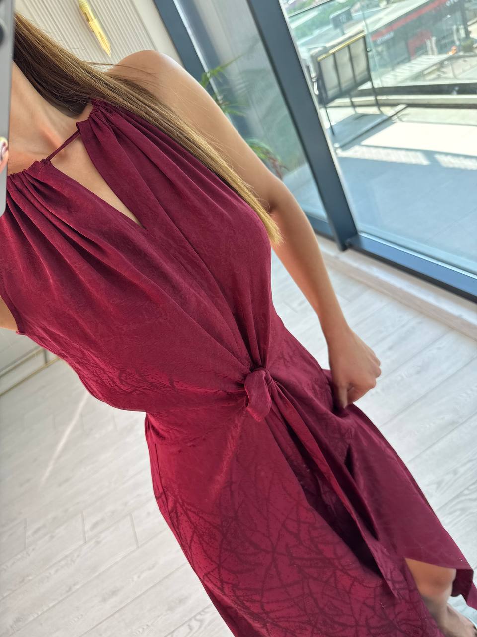 Bordo%20Desenli%20Bağlama%20Detaylı%20Halter%20Yaka%20Pamuk%20Saten%20Elbise